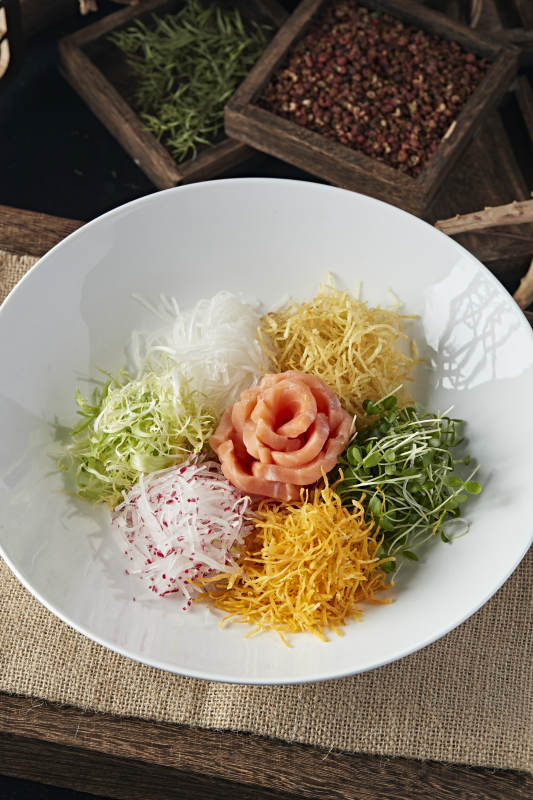 时蔬丝巧拌三文鱼刺身图片