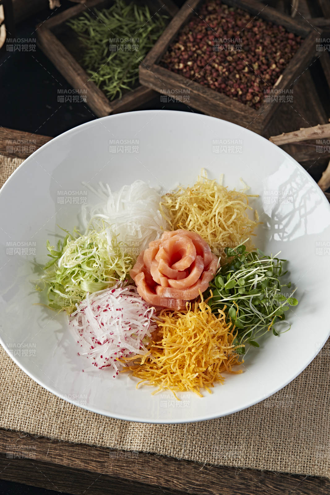 时蔬丝巧拌三文鱼刺身图片