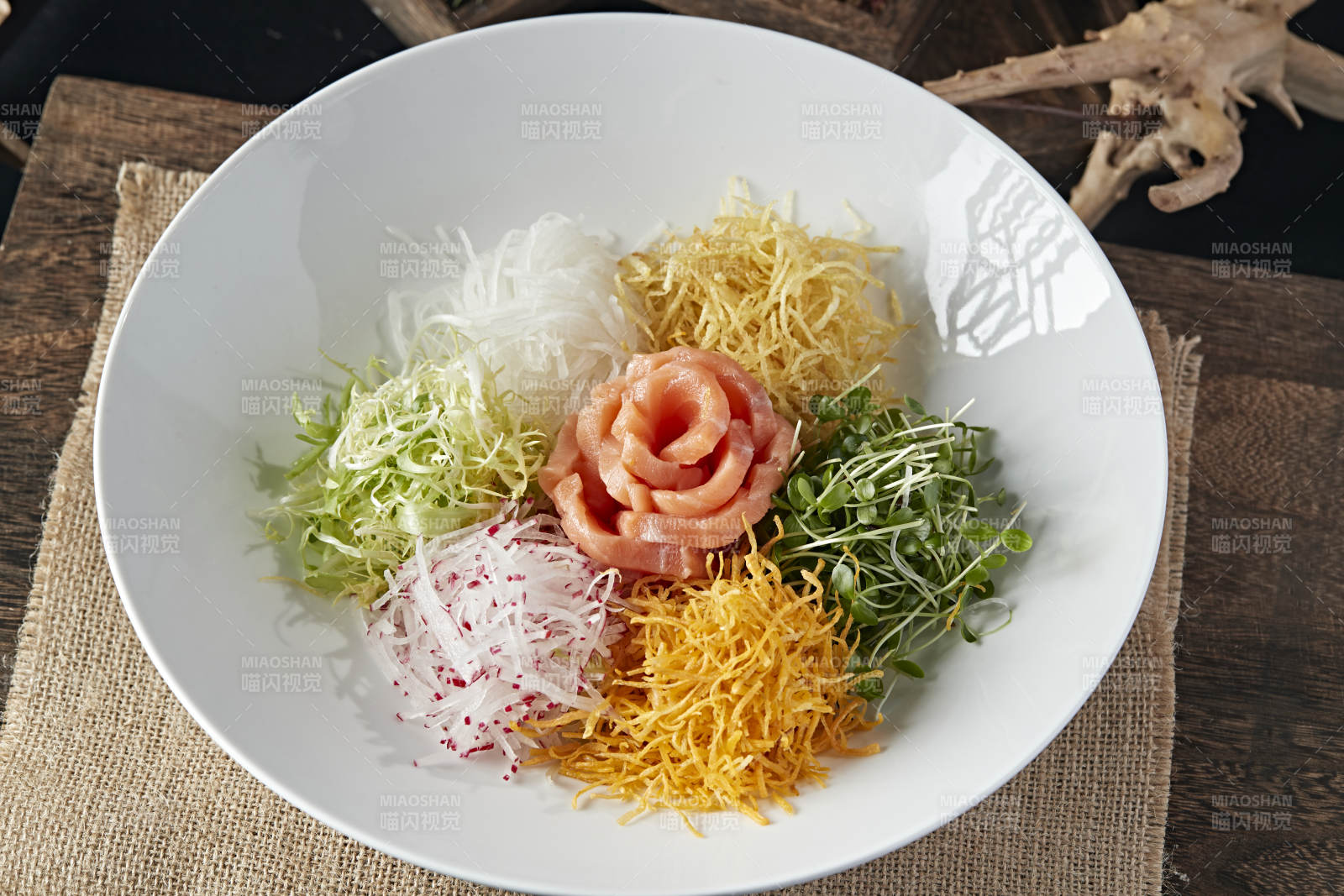 时蔬丝巧拌三文鱼刺身图片