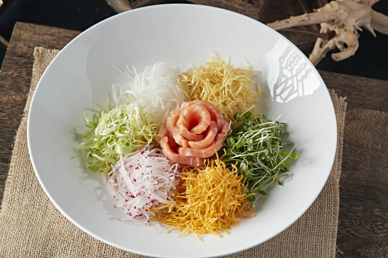 时蔬丝巧拌三文鱼刺身图片