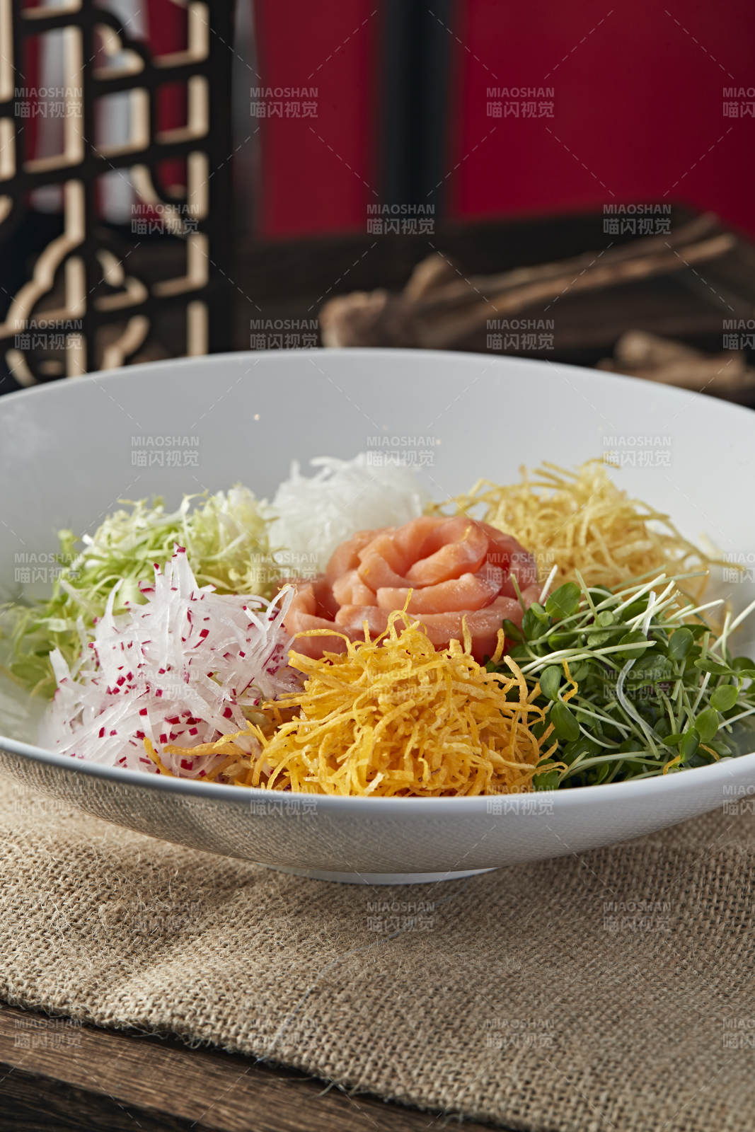 时蔬丝巧拌三文鱼刺身图片