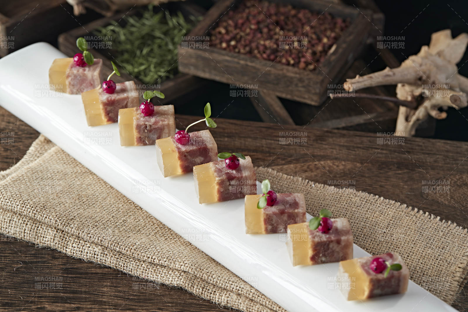 五香水晶压肘花图片