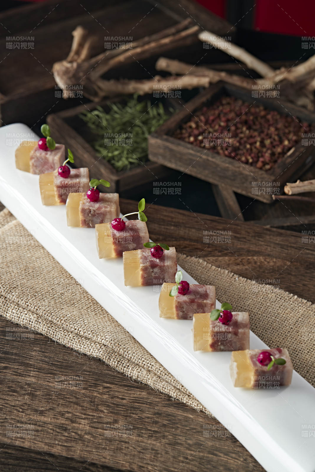 五香水晶压肘花图片