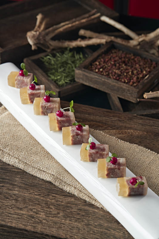 五香水晶压肘花图片