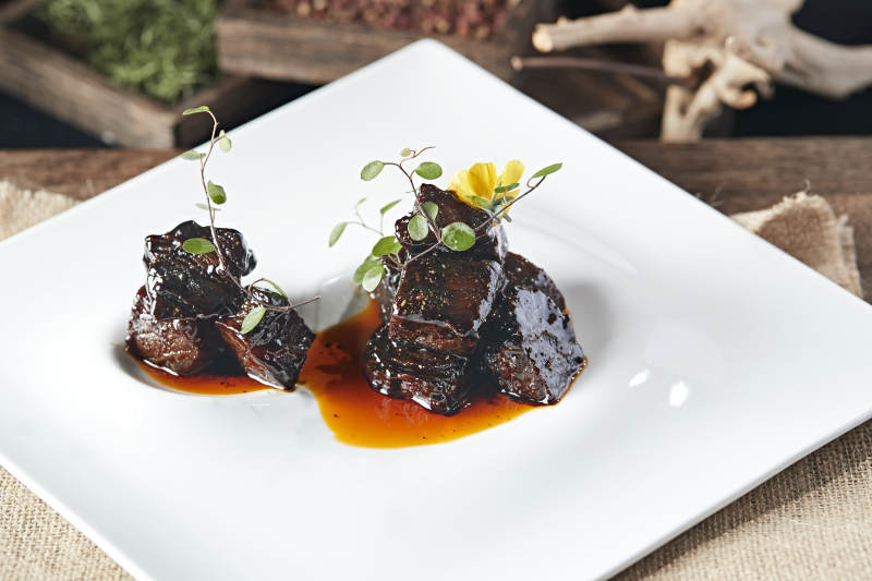 墨鱼汁焗牛腩肉图片