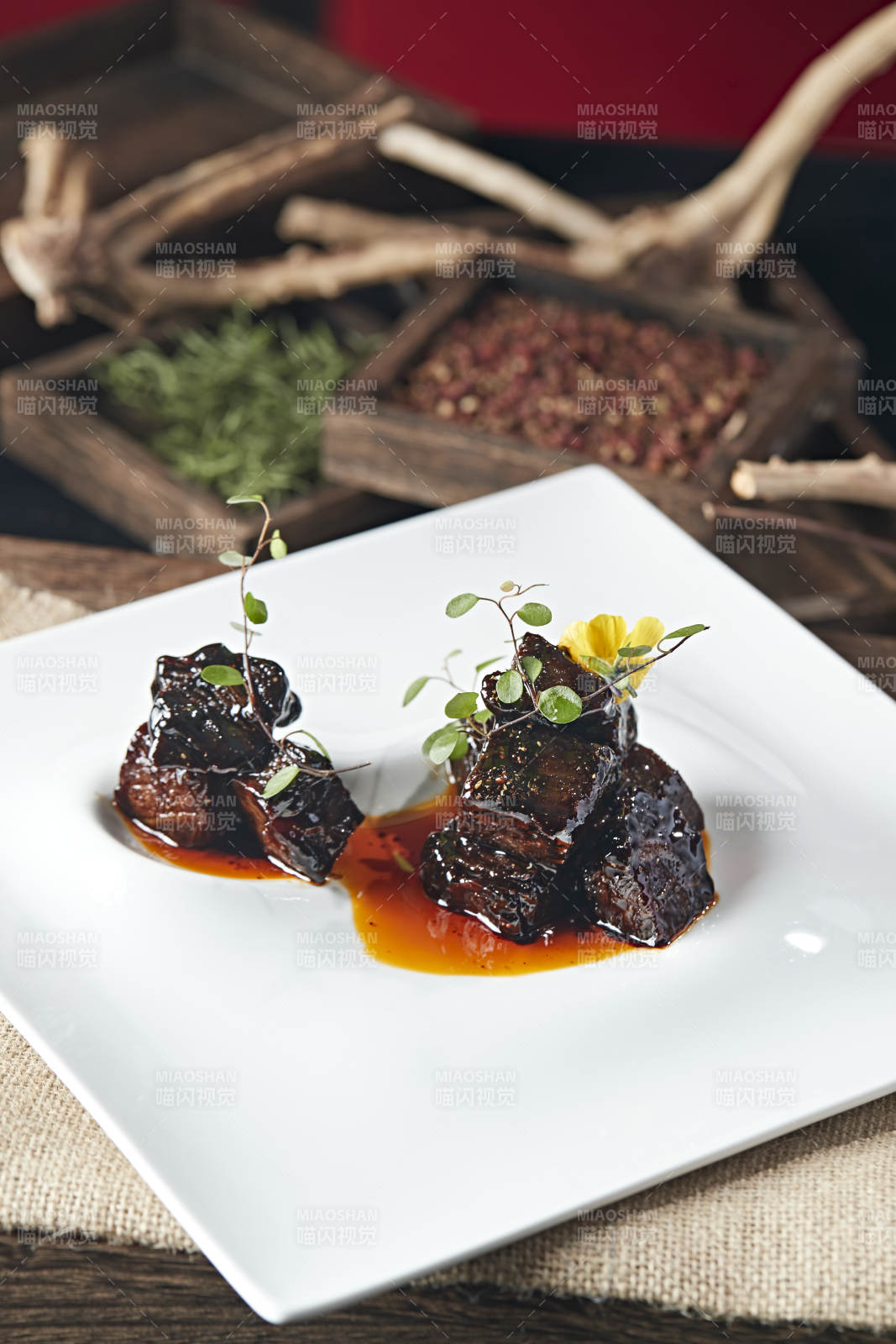 墨鱼汁焗牛腩肉图片