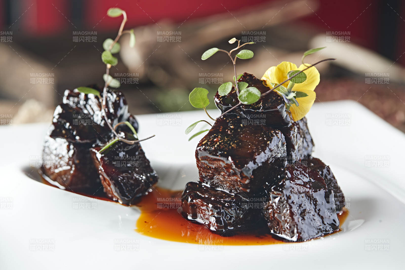 墨鱼汁焗牛腩肉图片