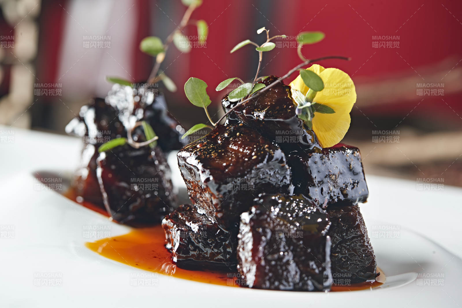 墨鱼汁焗牛腩肉图片