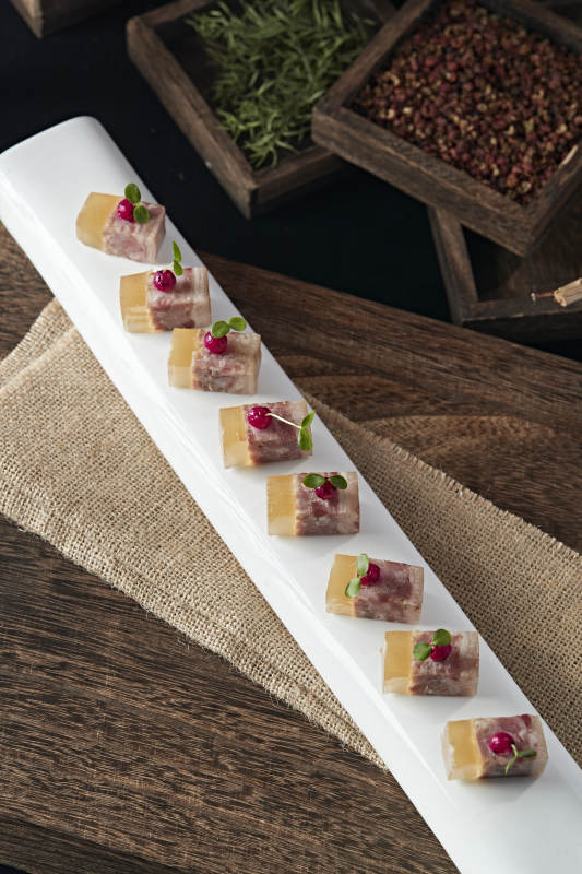 五香水晶压肘花图片