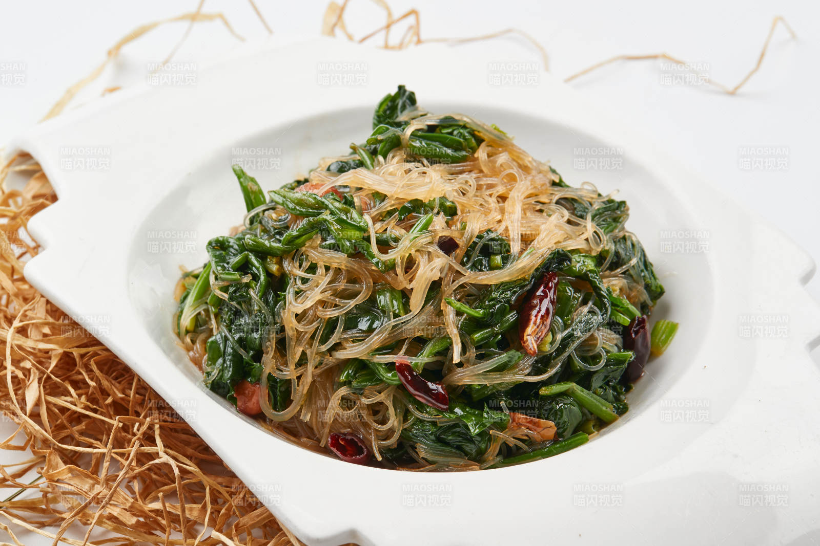 白色瓷盘装的凉拌粉丝菠菜图片