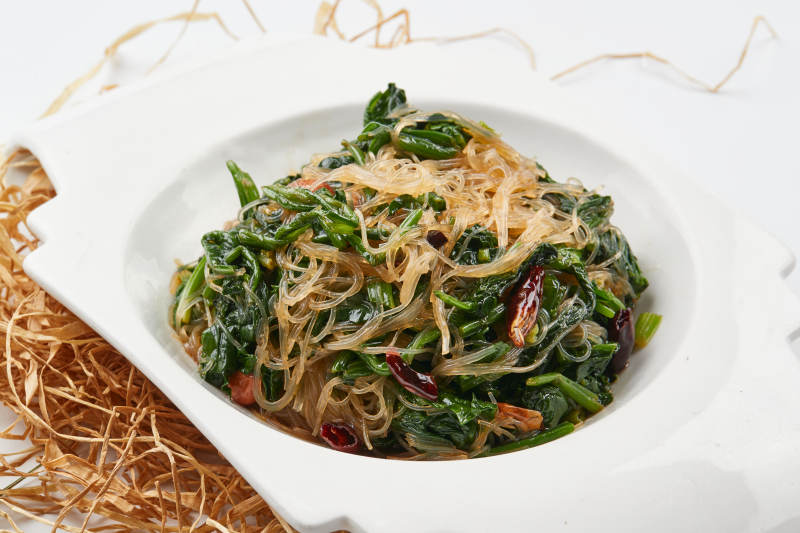 白色瓷盘装的凉拌粉丝菠菜图片