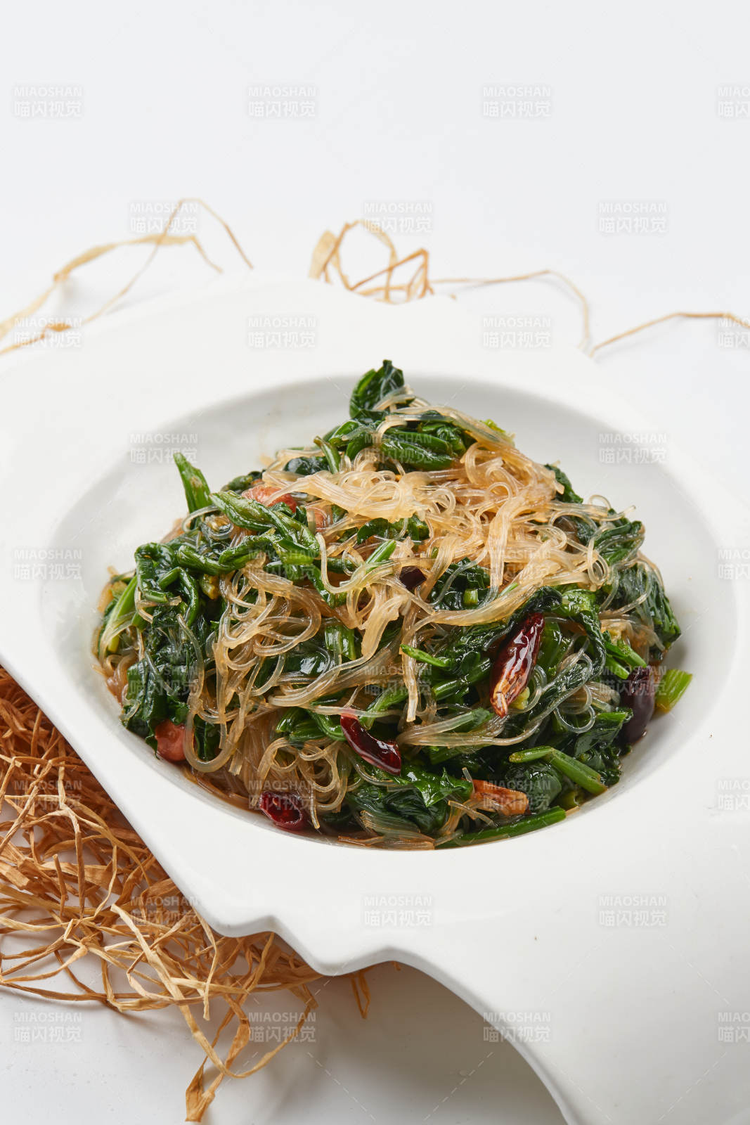 白色瓷盘装的凉拌粉丝菠菜图片