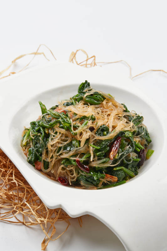 白色瓷盘装的凉拌粉丝菠菜图片