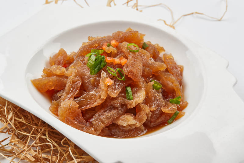 白色瓷盘装的老醋蛰头图片