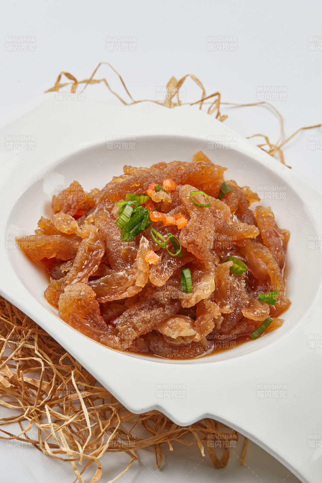 白色瓷盘装的老醋蛰头图片