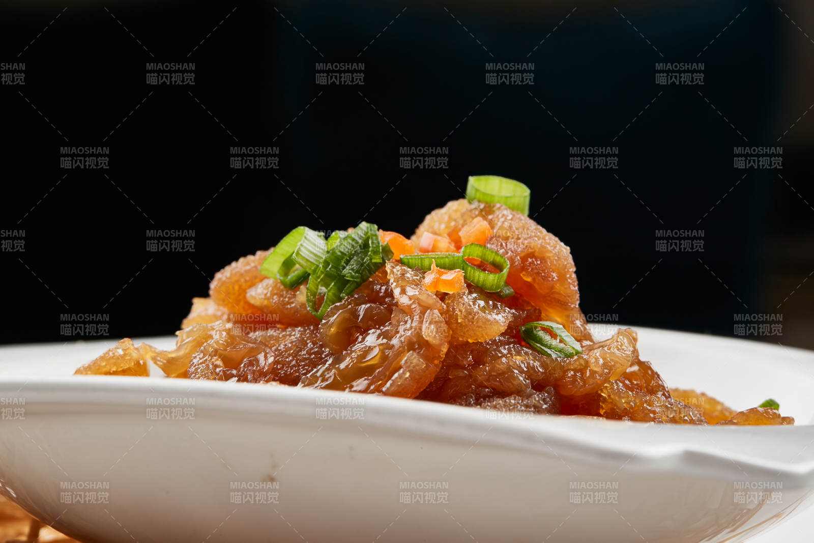 白色瓷盘装的老醋蛰头图片