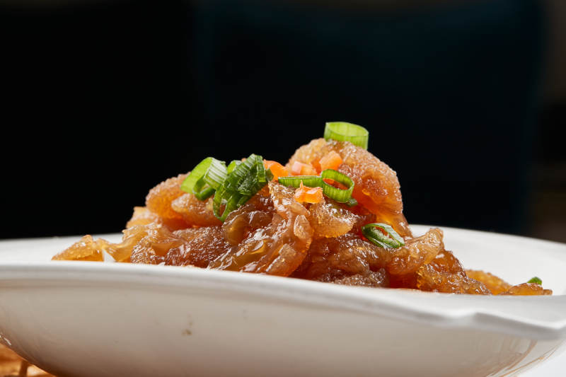 白色瓷盘装的老醋蛰头图片