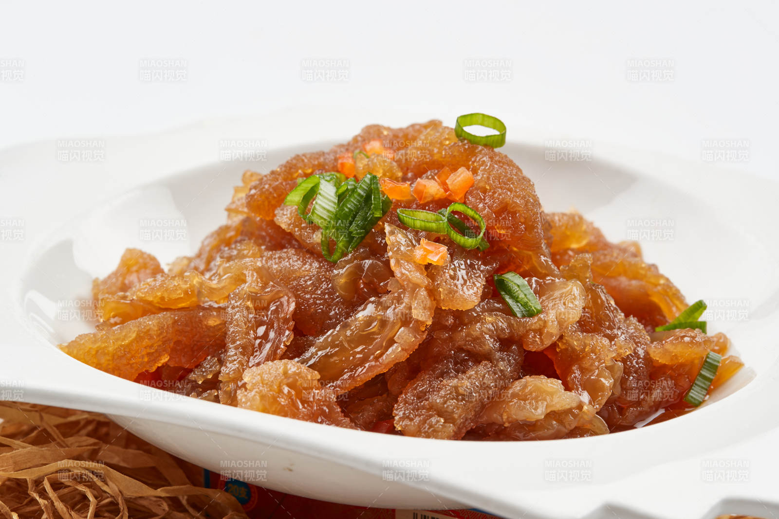 白色瓷盘装的老醋蛰头图片