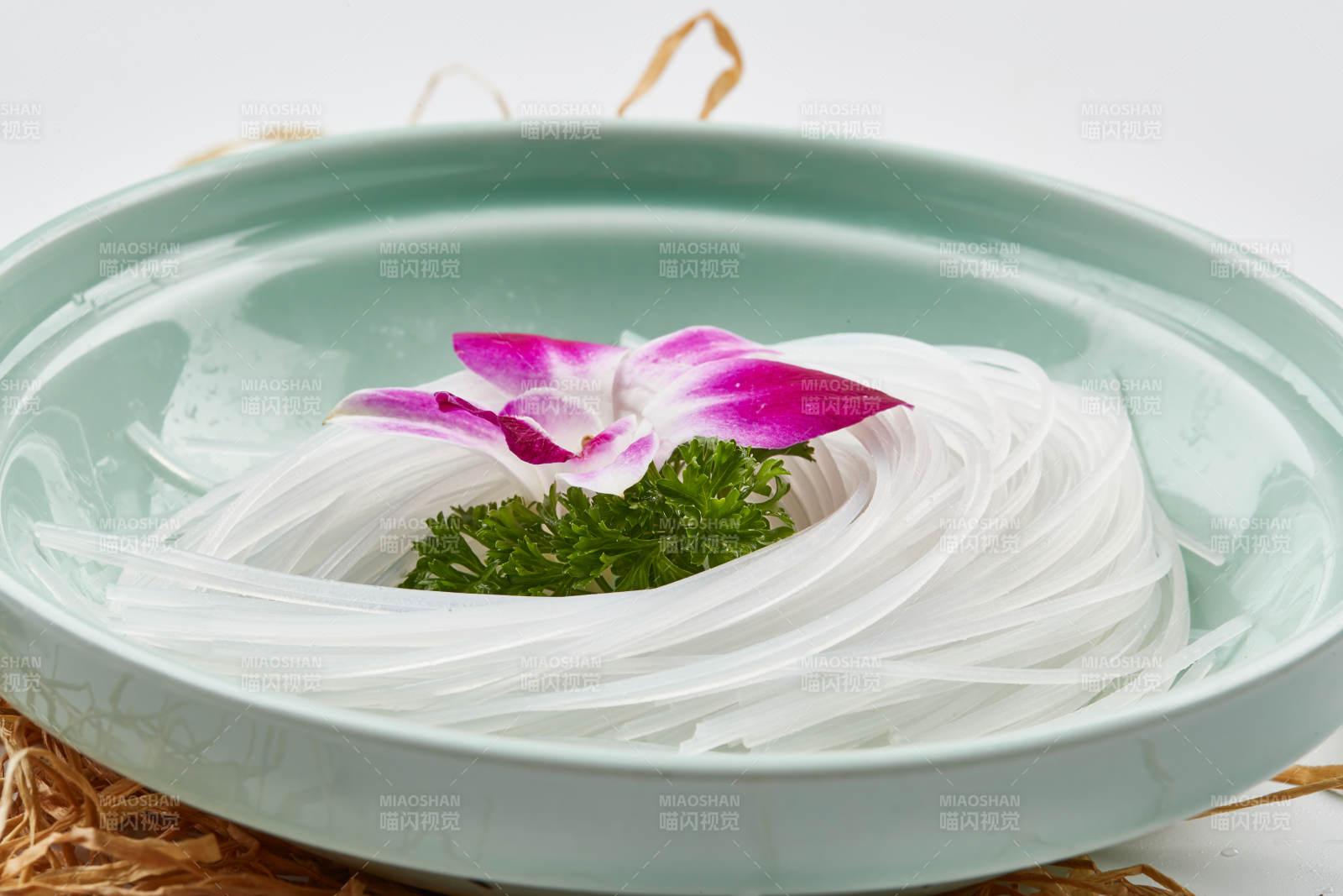 青色瓷盘装的火锅食材红薯粉条图片