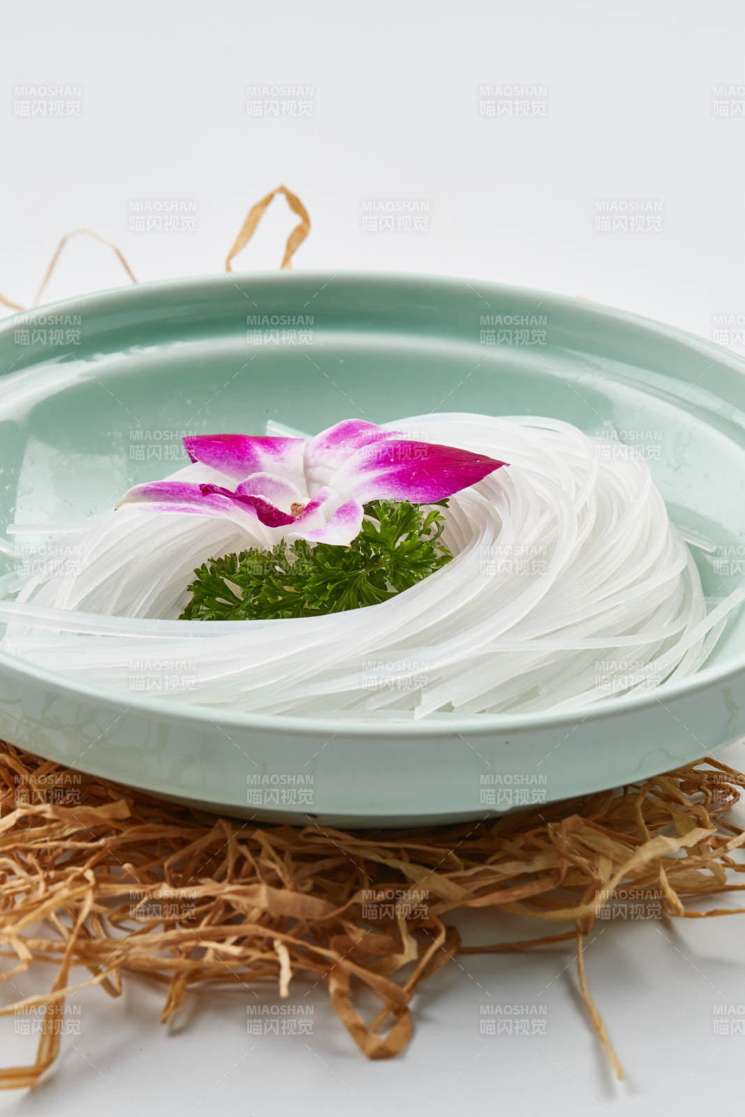 青色瓷盘装的火锅食材红薯粉条图片