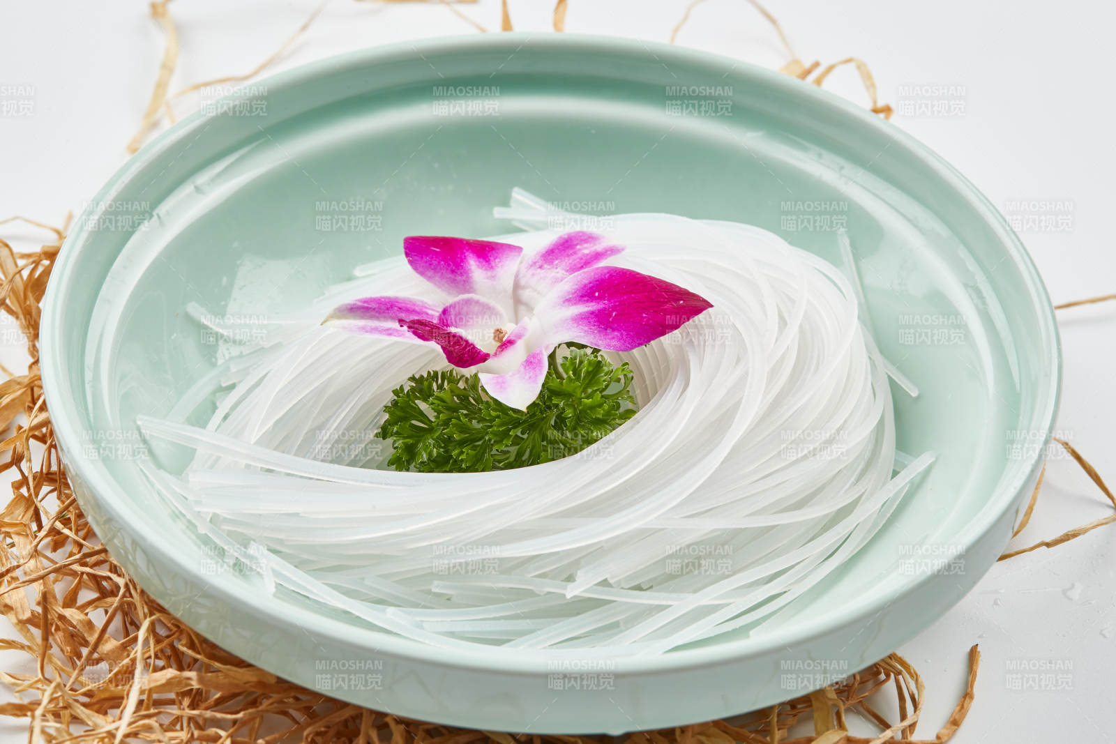 青色瓷盘装的火锅食材红薯粉条图片