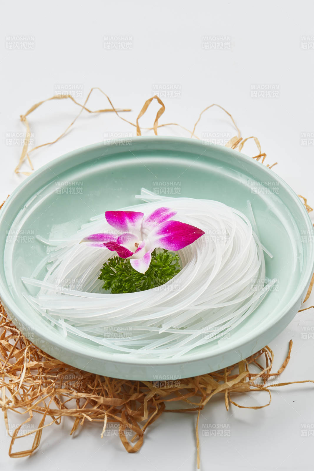 青色瓷盘装的火锅食材红薯粉条图片