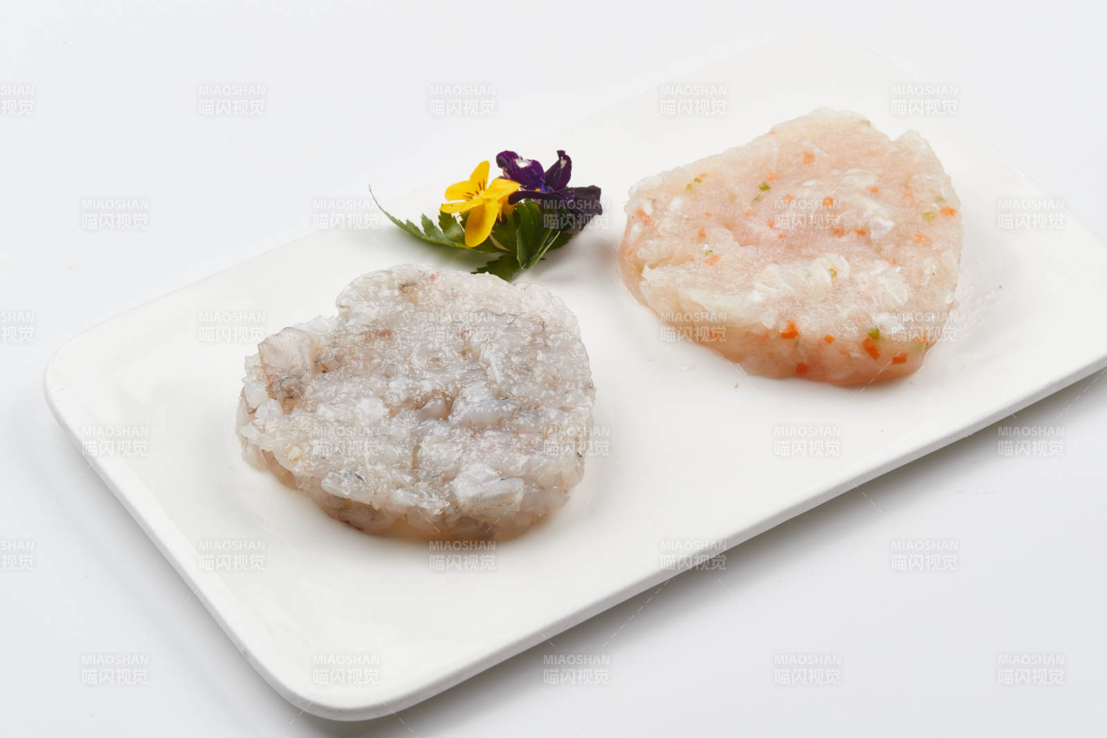 白色瓷盘装的火锅食材鱼滑虾滑图片