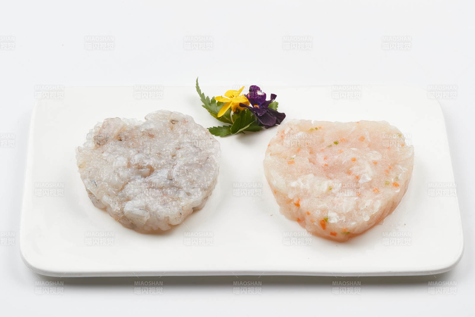 白色瓷盘装的火锅食材鱼滑虾滑图片