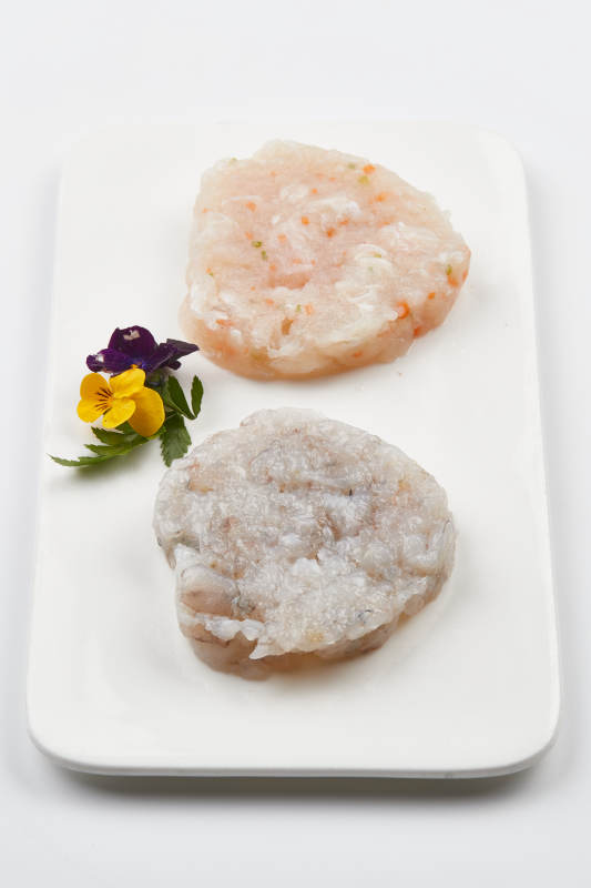 白色瓷盘装的火锅食材鱼滑虾滑图片