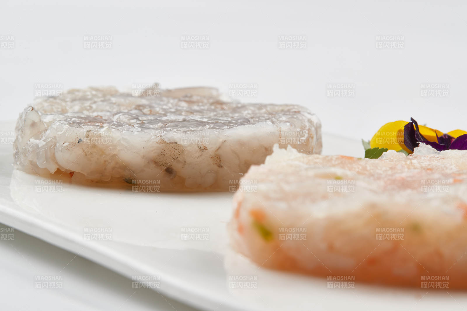 白色瓷盘装的火锅食材鱼滑虾滑图片