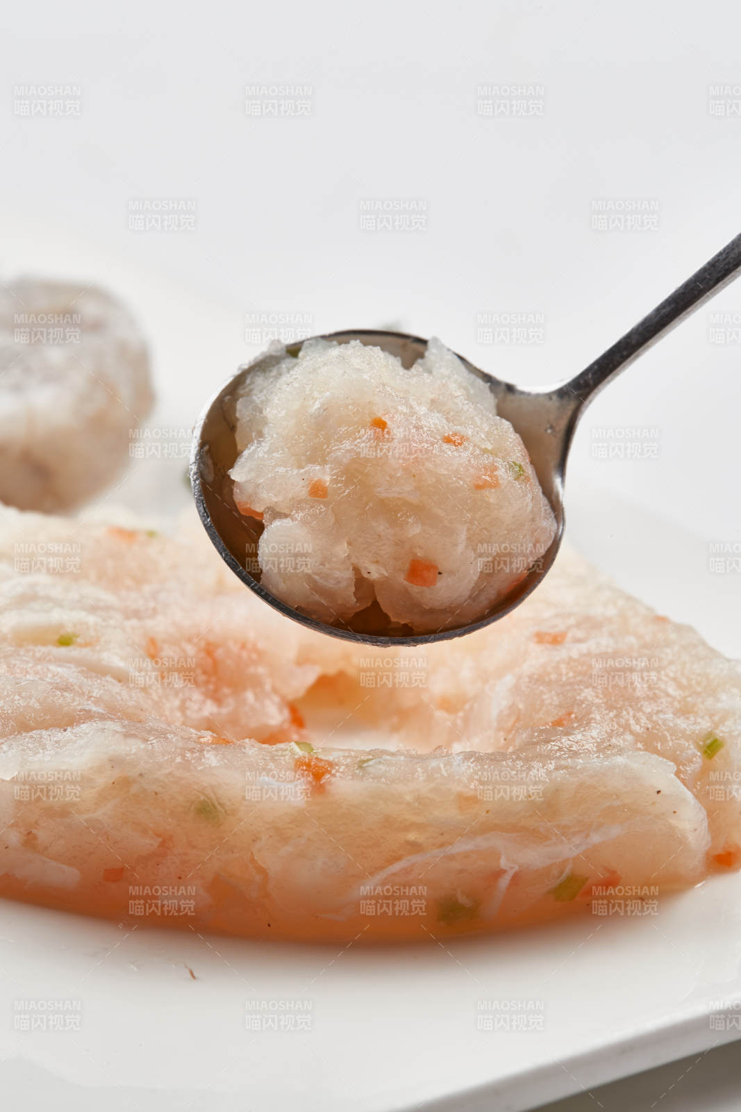 白色瓷盘装的火锅食材鱼滑虾滑图片