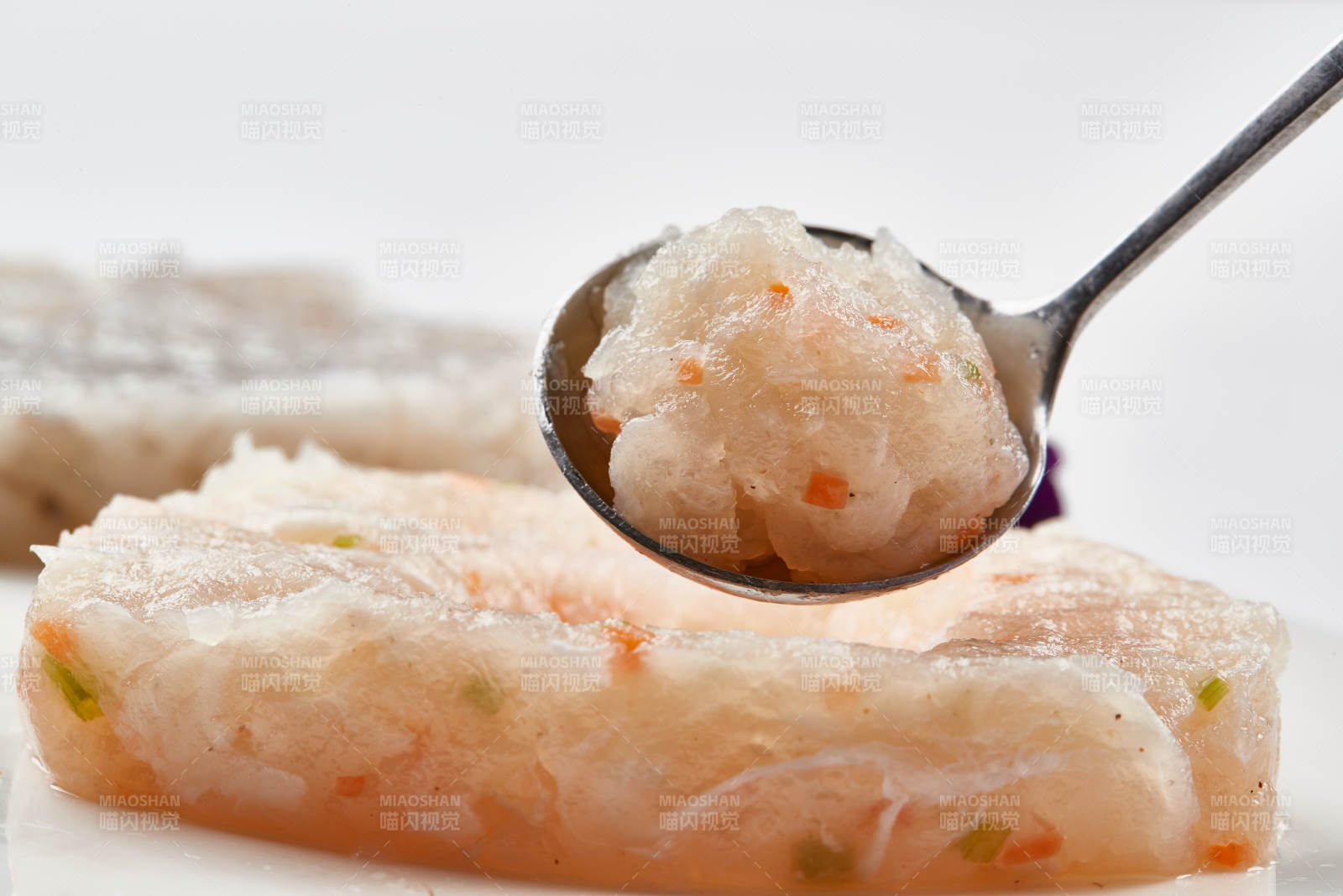 白色瓷盘装的火锅食材鱼滑虾滑图片