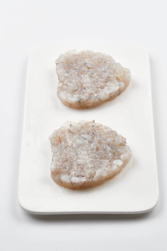 白色瓷盘装的火锅食材鱼滑虾滑图片