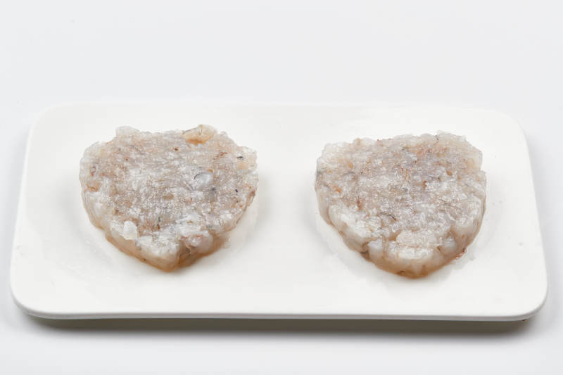 白色瓷盘装的火锅食材鱼滑虾滑图片