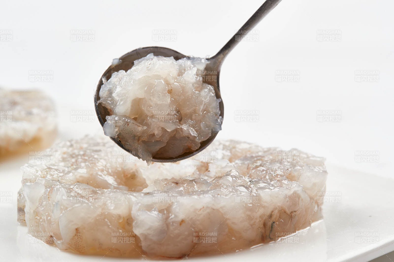 白色瓷盘装的火锅食材鱼滑虾滑图片