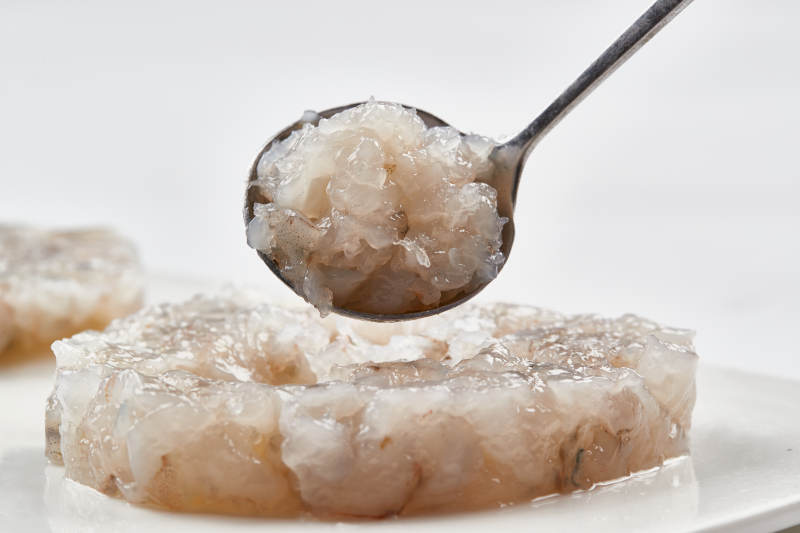 白色瓷盘装的火锅食材鱼滑虾滑图片