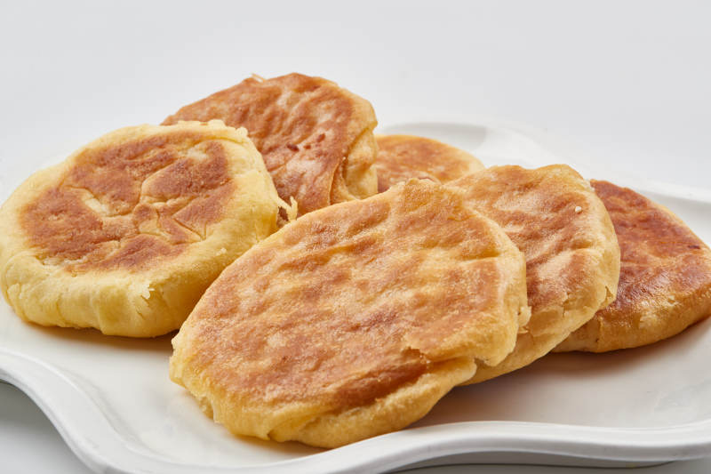 白色瓷盘装的的现烙烧饼图片