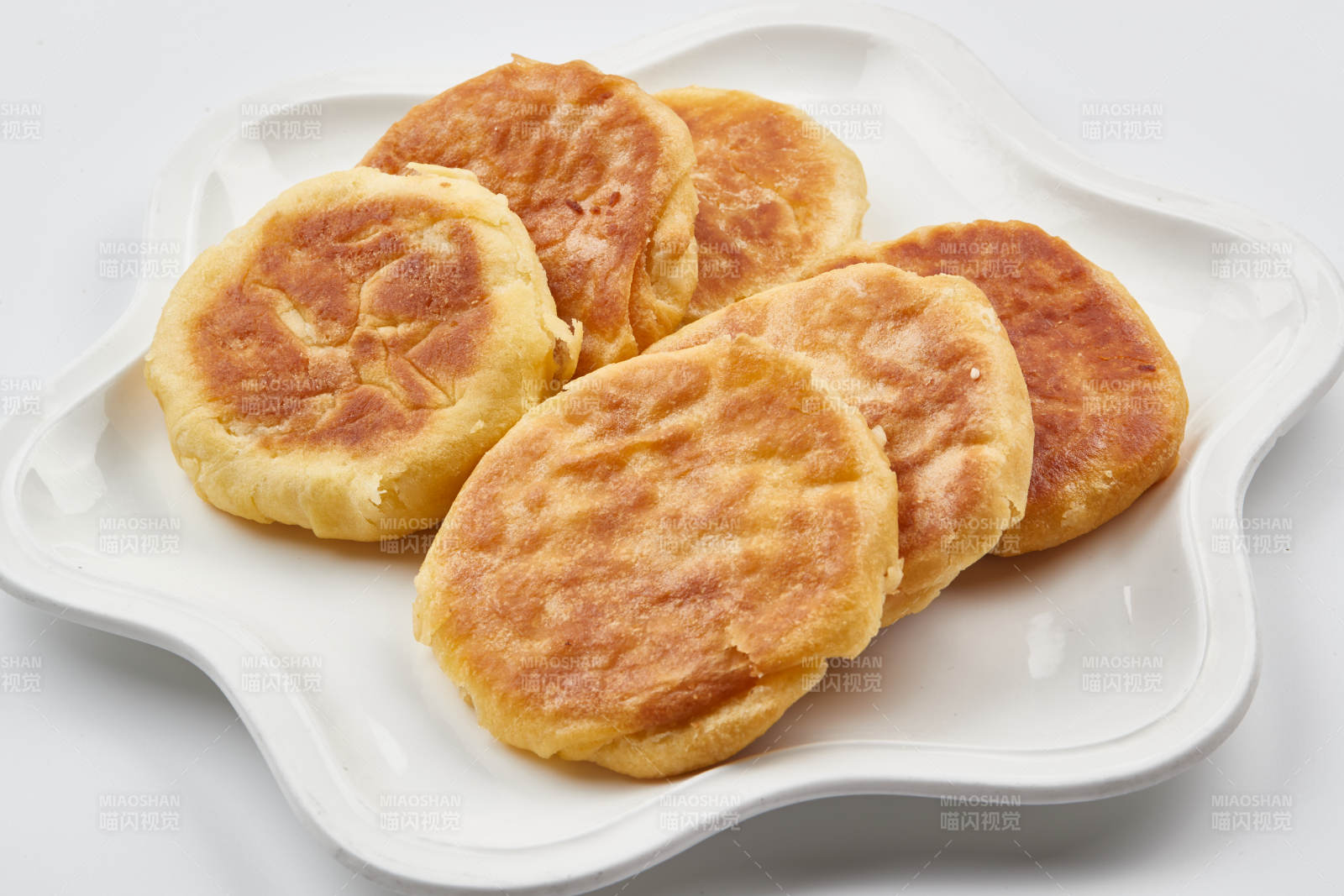 白色瓷盘装的的现烙烧饼图片
