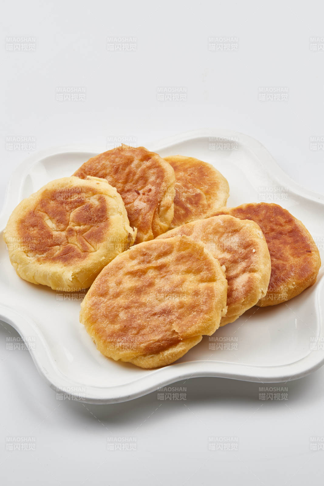 白色瓷盘装的的现烙烧饼图片