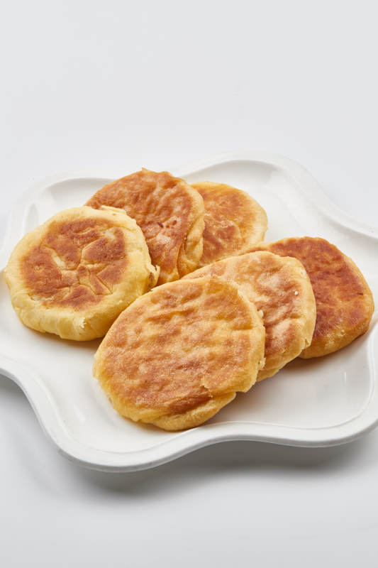 白色瓷盘装的的现烙烧饼图片