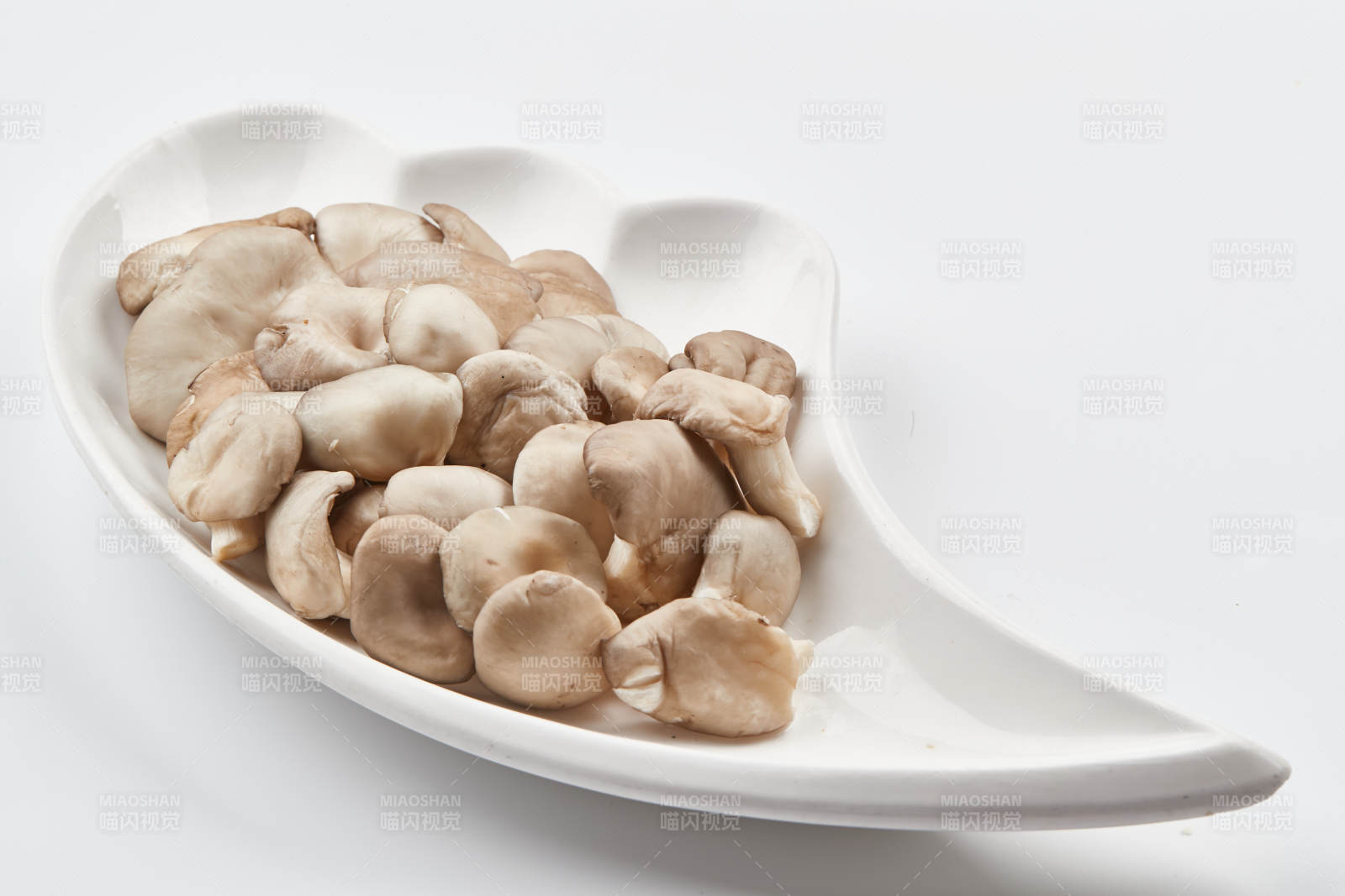 白色瓷盘装的火锅食材山珍蘑图片