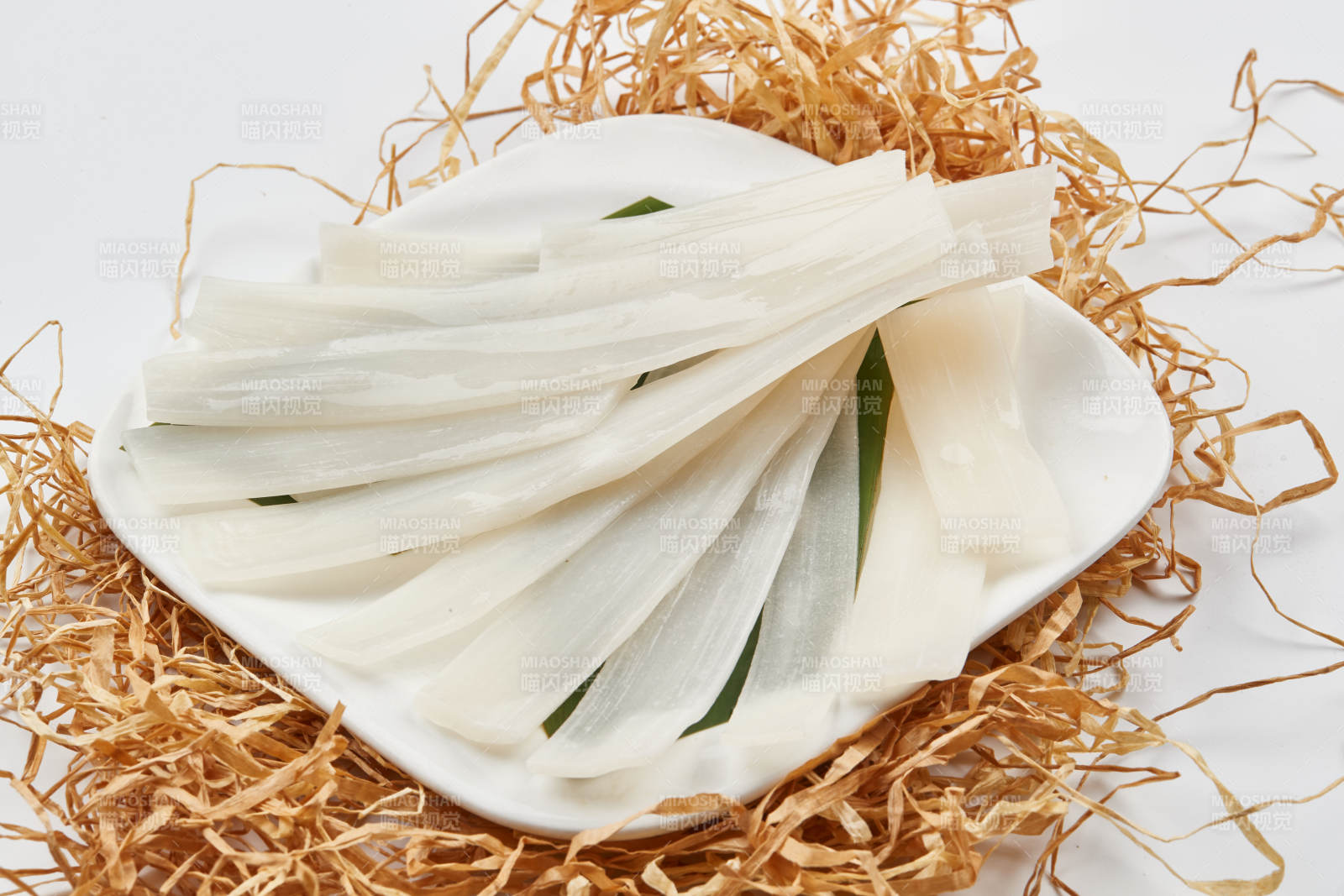 白色瓷盘装的火锅食材宽粉图片