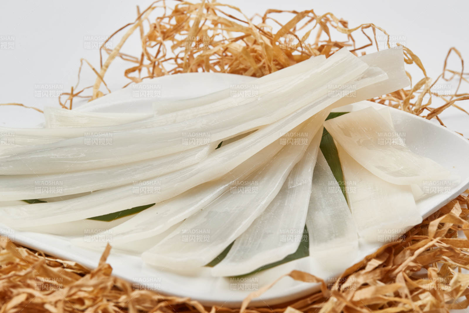 白色瓷盘装的火锅食材宽粉图片