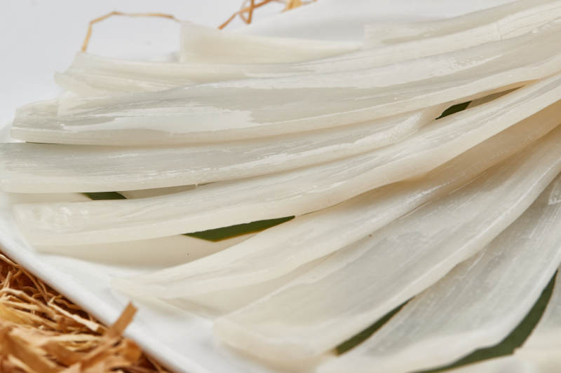 白色瓷盘装的火锅食材宽粉图片