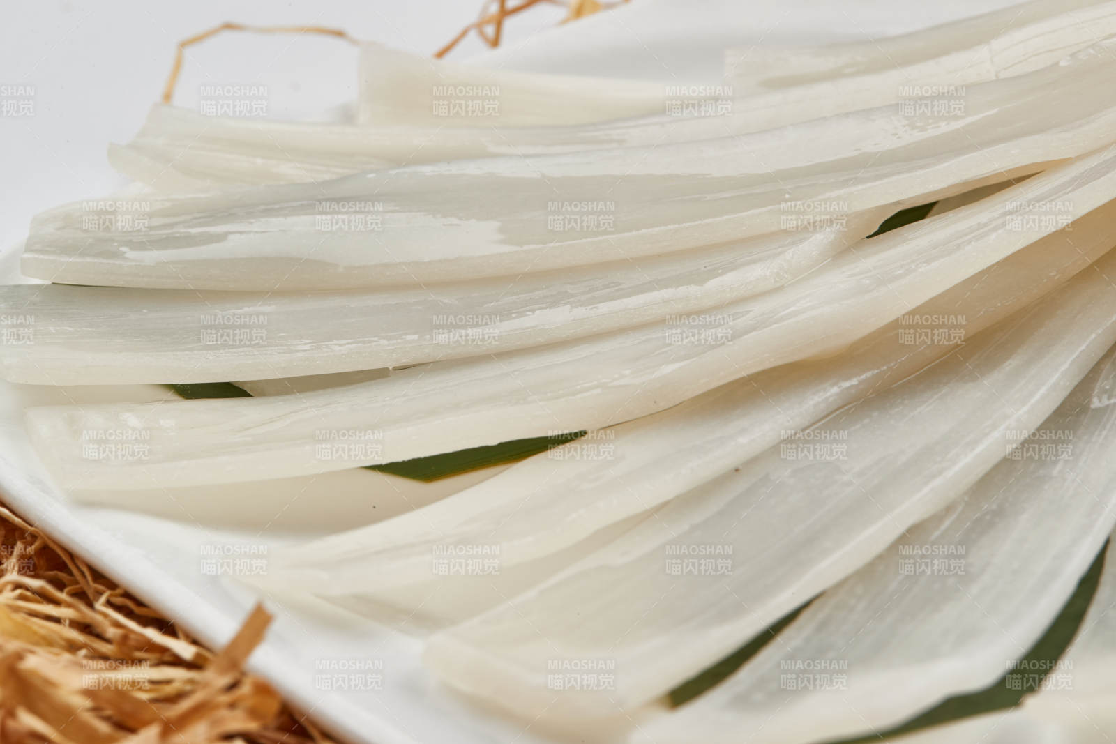 白色瓷盘装的火锅食材宽粉图片