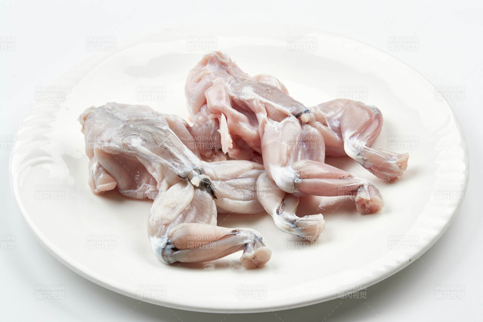 白色瓷盘装的现杀大牛蛙图片