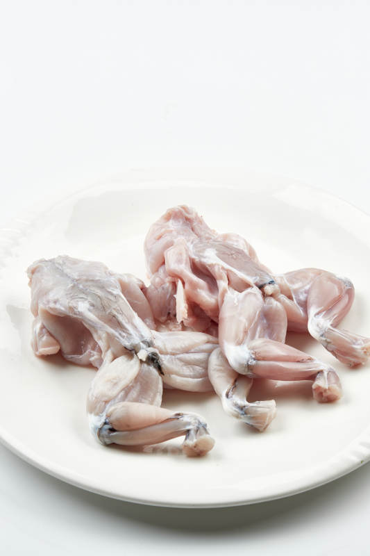 白色瓷盘装的现杀大牛蛙图片