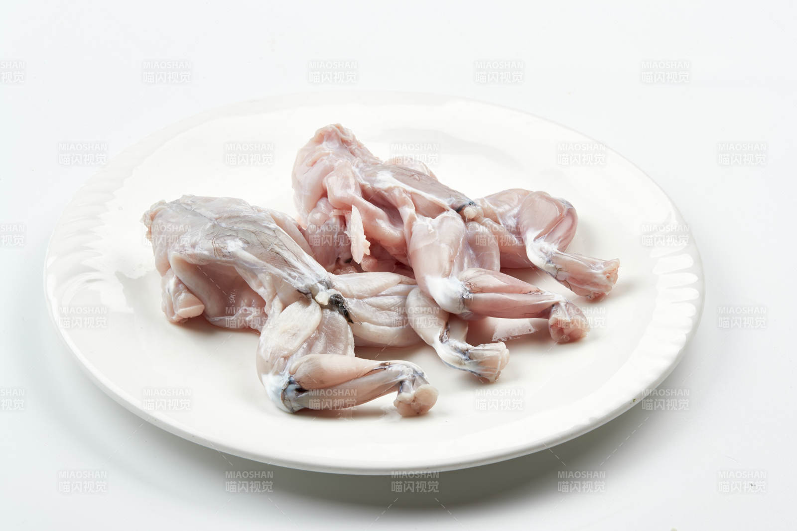 白色瓷盘装的现杀大牛蛙图片