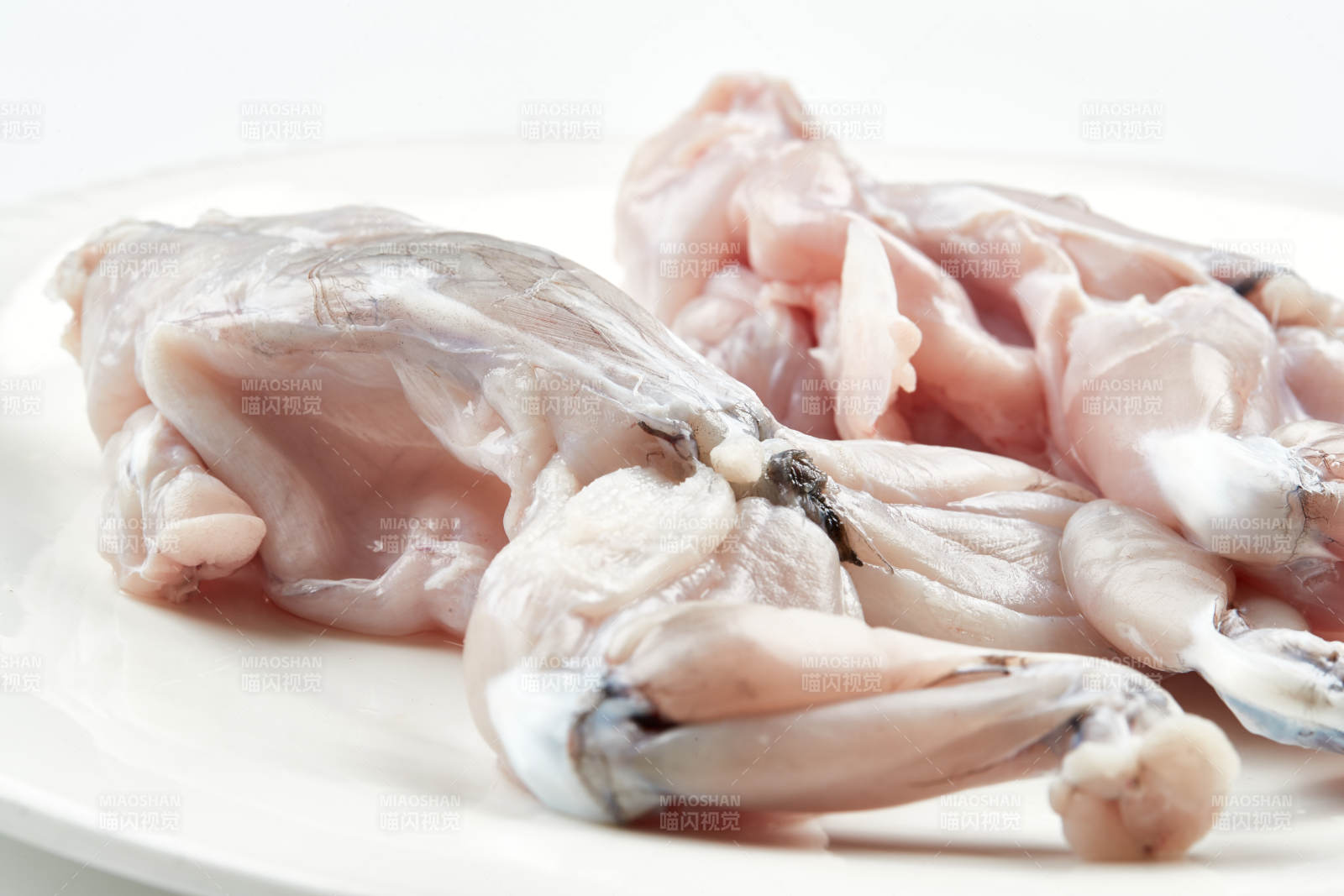 白色瓷盘装的现杀大牛蛙图片