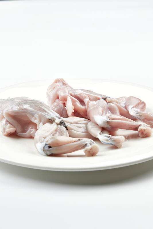 白色瓷盘装的现杀大牛蛙图片